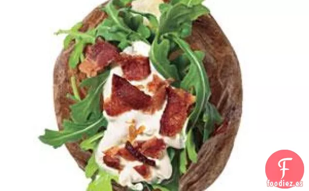 Papas Al Horno Con Rúcula, Tocino Y Crema Agria