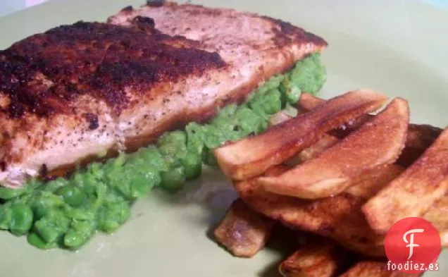 Salmón Ennegrecido Cajún Con Puré de Guisantes y Patatas Fritas con Tope de Puerta