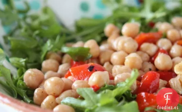 Aderezo De Limón Ensalada De Rúcula De Garbanzos Rociados Y Pimiento Dulce
