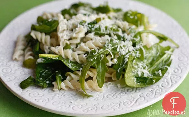 Rúcula, Espinacas Y Ensalada De Pasta Marchitas