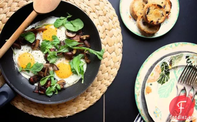 Sartén Para El Desayuno Con Champiñones Y Tocino