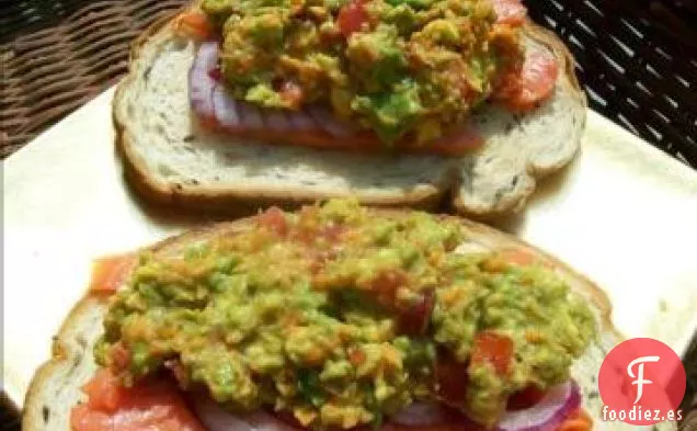 Bruschetta de Salmón Ahumado con Guacamole