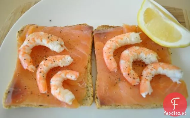 Sándwich Abierto de Salmón Ahumado (Laks Smørrebrød