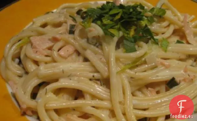 Pasta con Salmón Ahumado, Vino Blanco, Crema y Cebollino