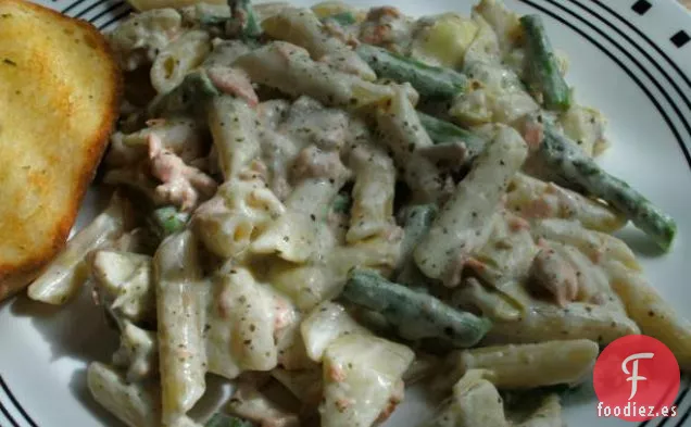Penne de Salmón Con Salsa de Crema de Pesto de Albahaca, Alcachofas y Espárragos