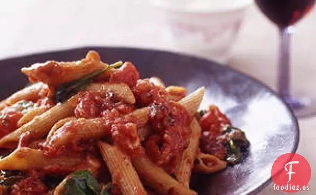 Arrabiatta De Pasta De Trigo Integral Con Tomates Asados Al Fuego Y Aru