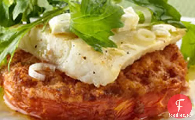 Sartén de Pescado Blanco con Queso Feta, Cebolla Verde y Ensalada de Albahaca