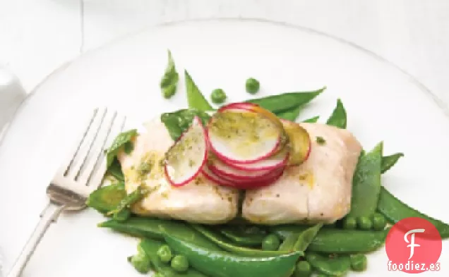 Bacalao al Vapor y Guisantes Verdes Mezclados con Vinagreta de Albahaca