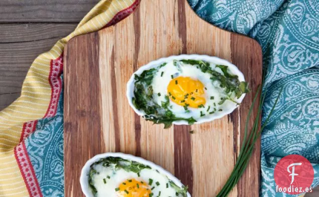 Tazas De Huevos Horneados Con Rúcula Y Cebollino