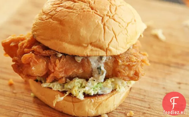 Sándwiches de Pescado Frito Con Ensalada Cremosa y Salsa Tártara