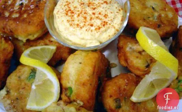 Pasteles De Pescado De Las Indias Occidentales Con Alioli De Curry