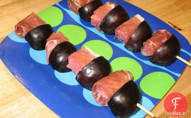 Brochetas de Mero Con Mango, Jamón Serrano y Salsa Camembert