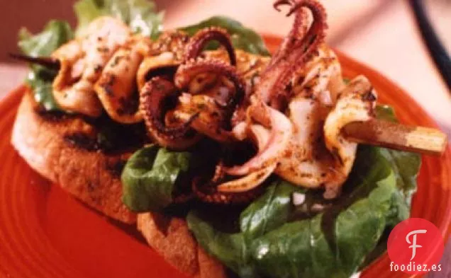 Pinchos de Calamar Carbonizados sobre Tostadas de Ajo con Rúcula