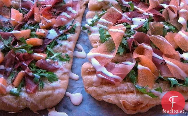 Pizza A La Parrilla Con Jamón, Melón, Rúcula Y Crema Fresca