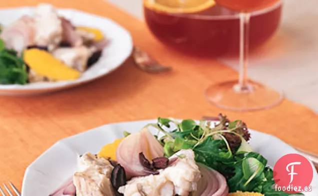 Rape Escalfado con Cebolla Roja, Naranjas y Aceitunas Kalamata