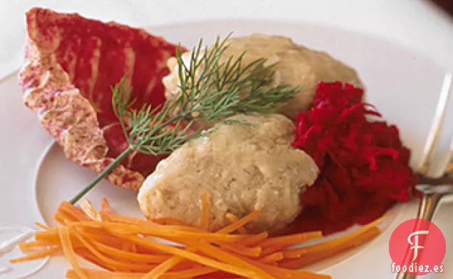 Gefilte de Pescado con Rábano Picante de Remolacha Fresca