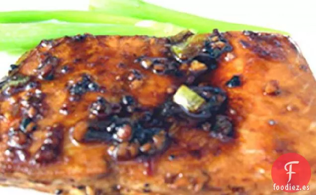 Salmón A La Parrilla Con Salsa Roja Caliente