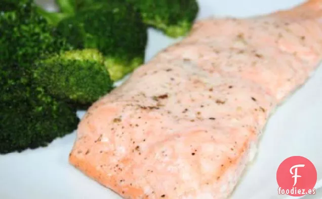 Salmón césar asado y eneldo
