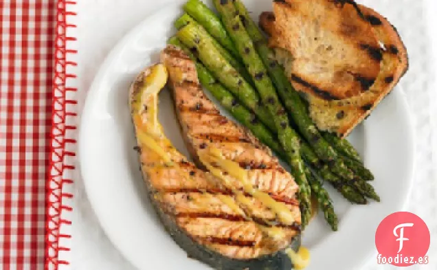 Filetes de Salmón a la Parrilla con Salsa de Mostaza y Espárragos
