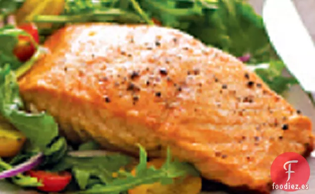 Salmón Cocido en Sartén sobre Rúcula Bebé
