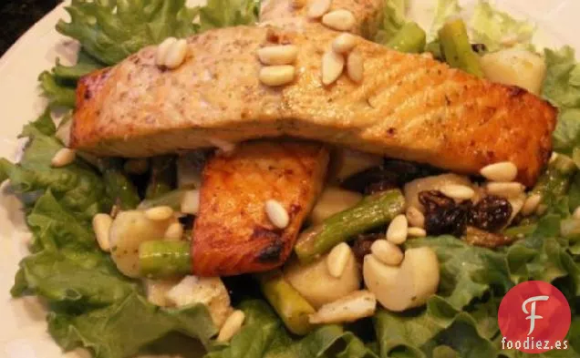 Ensalada de Salmón al Pesto de Arce Con Pasas y Piñones