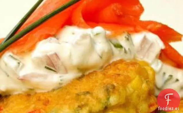 Salmón Ahumado con Buñuelos de Maíz con Chile y Salsa de Crema Agria