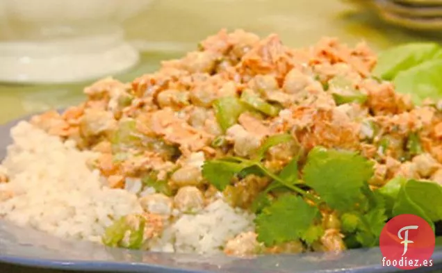 Ensalada de Salmón y Garbanzos Sobre Arroz Mirin Frío