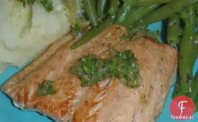 Salmón Frito, Puré de Ajo y Judías Verdes