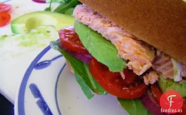 Hamburguesa de Salmón Ahumado (Tomate, Cebolla Roja y Aguacate)