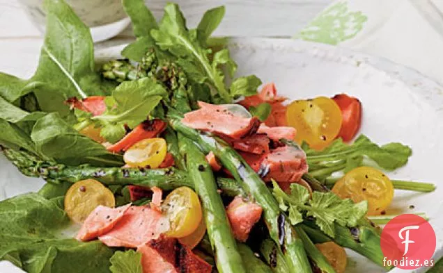 Ensalada de Salmón y Espárragos a la Parrilla