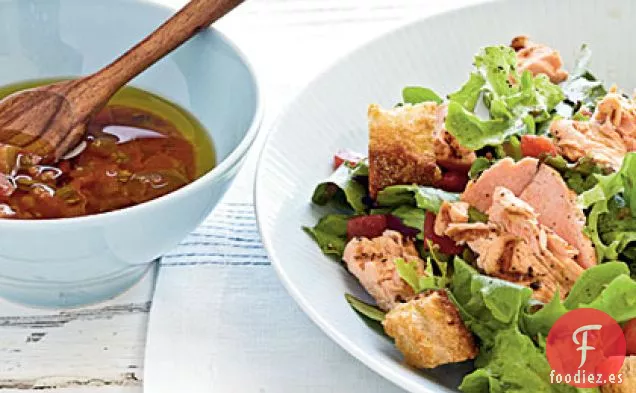 Ensalada de Salmón a la Parrilla con Aderezo de Salsa