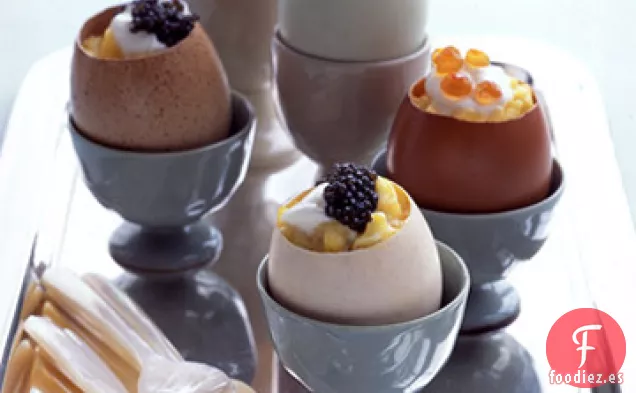 Huevos Revueltos con Crema Fresca y Caviar en Vasos con Cáscara de Huevo