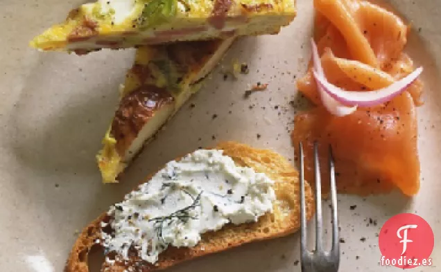 Salmón Ahumado con Queso de Cabra a Base de Hierbas y Tostadas