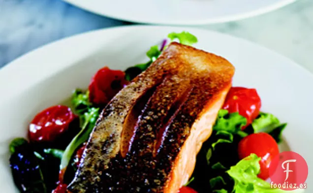 Ensalada de Salmón Crujiente con Tomates Cherry Asados