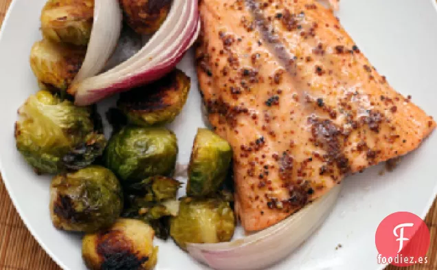 Salmón Glaseado de Arce y Mostaza con Coles de Bruselas Asadas