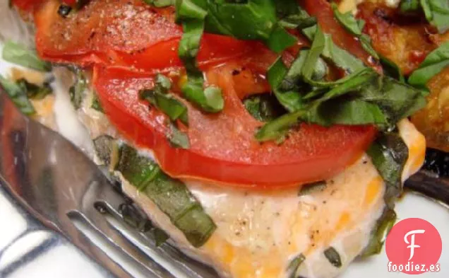 Salmón A La Parrilla Con Tomates y Albahaca