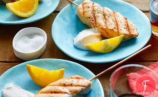 Brochetas de Salmón Especiadas con Salsa de Yogur