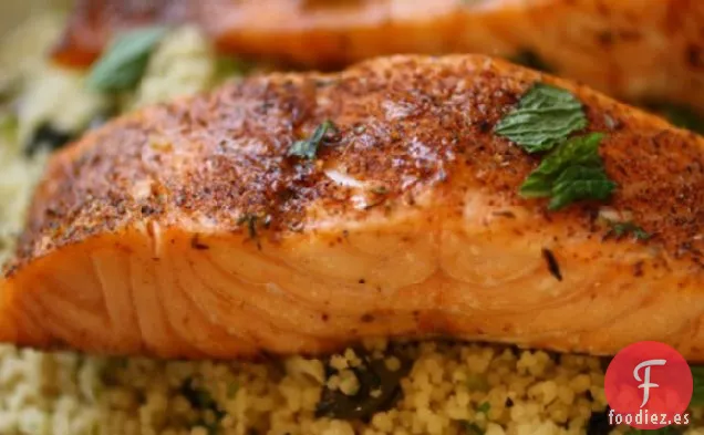 Salmón Ennegrecido con Cuscús de Coco Crujiente