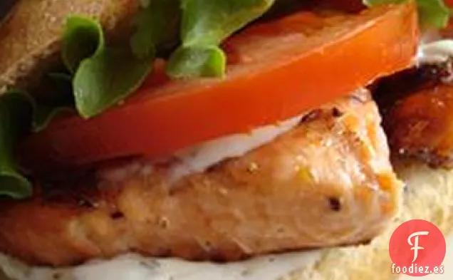 Sándwich de Salmón a la Parrilla con Salsa de Eneldo