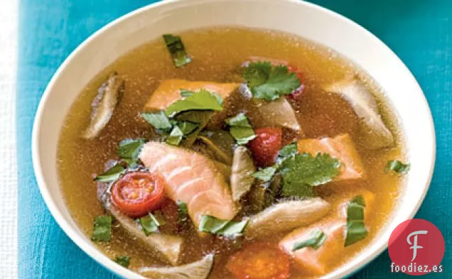 Sopa Caliente y Agria con Salmón y Setas de Ostra