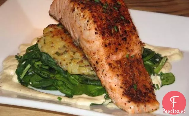 Salmón Chamuscado en Pastel de Patata, Espinacas Marchitas Con Salsa Dijon