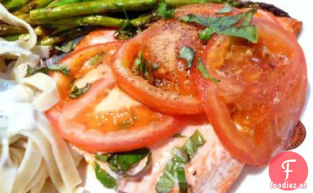 Salmón a la Parrilla Con Tomates y Albahaca Receta