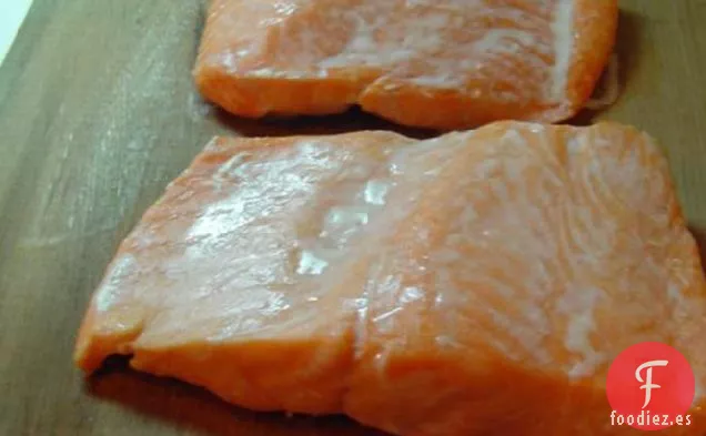 Salmón al Horno sobre Cedro con Salsa de Langosta