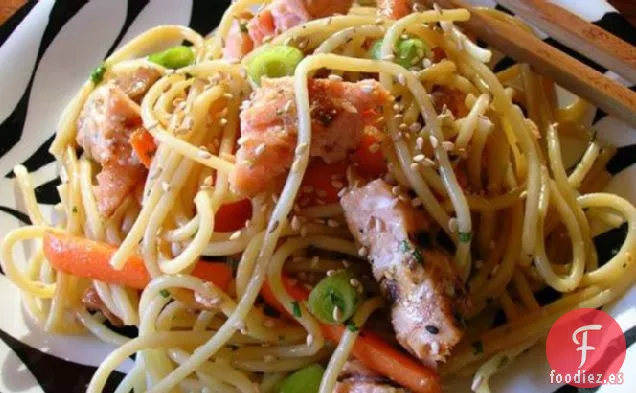 Ensalada Asiática de Fideos de Salmón