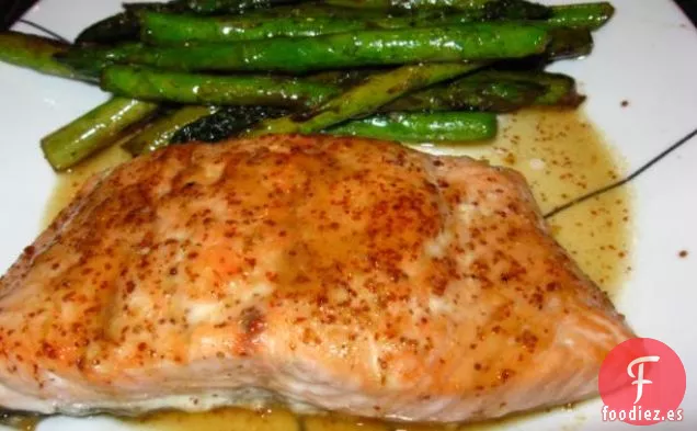 Salmón A La Parrilla Con Miel Y Vermut
