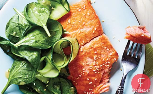 Salmón con Ensalada de Espinacas y Vinagreta de Miso