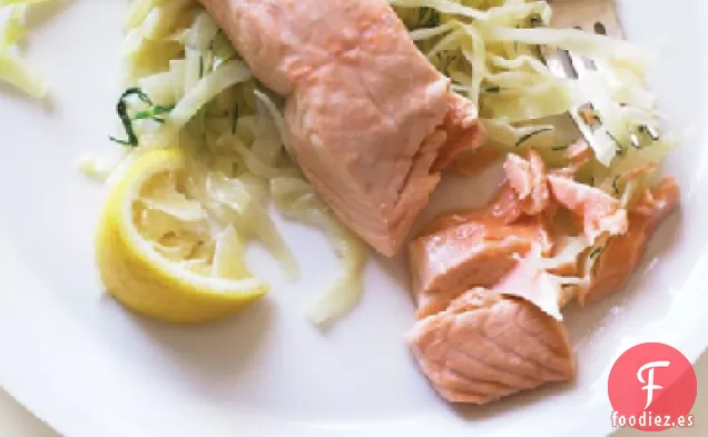 Salmón Escalfado con Repollo Salteado