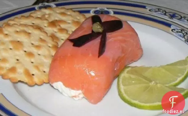 Delicioso Plato de Salmón Ahumado y Queso Crema.