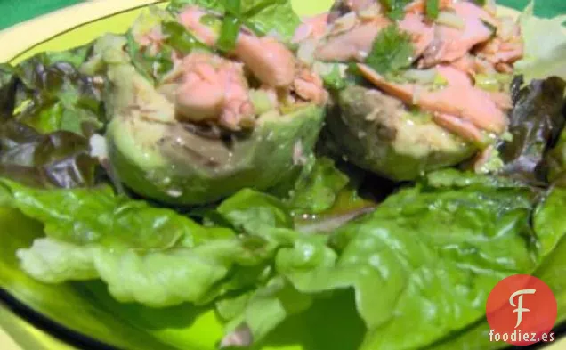 Ensalada de Salmón en la Mitad de la Cáscara