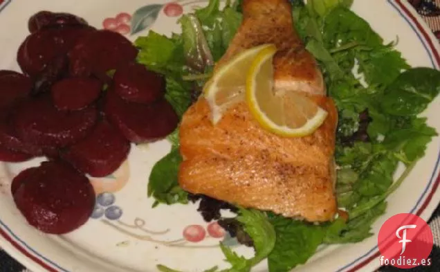 Salmón Crujiente Con Ensalada De Hierbas